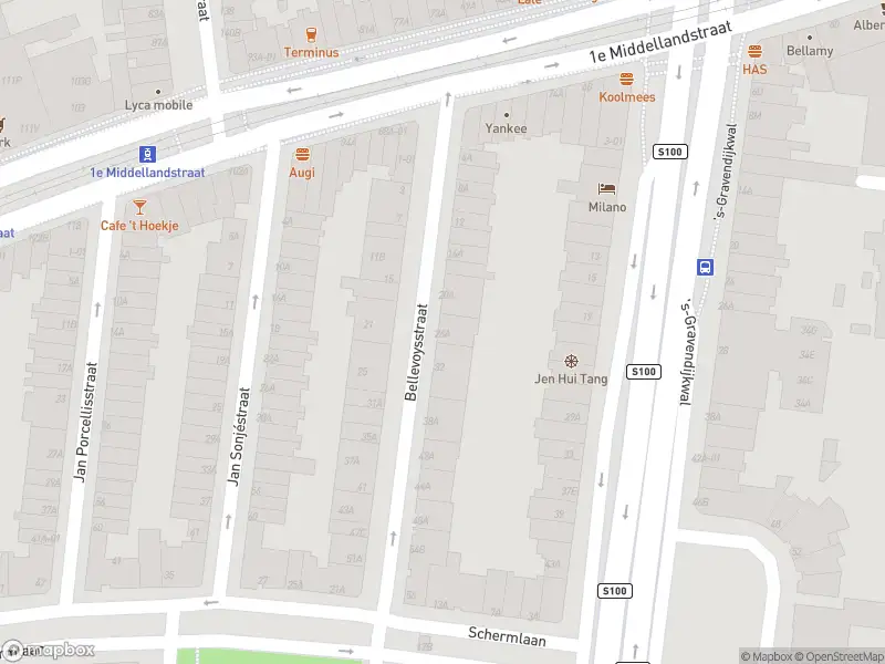 Ambulance met grote spoed naar de Bellevoysstraat in Rotterdam