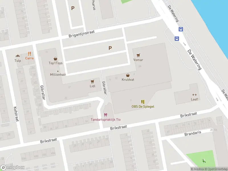 Ambulance met grote spoed naar de Gibraltar in Zaandam