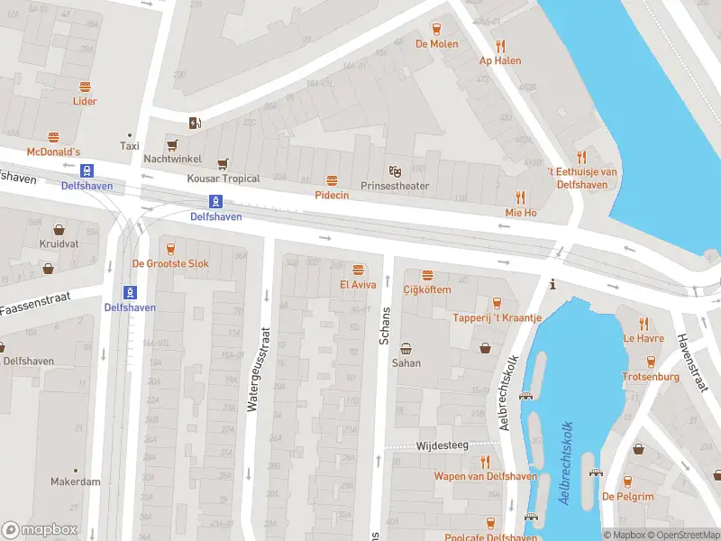 Ambulance met grote spoed naar de Schiedamseweg in Rotterdam