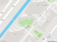 Ambulance met grote spoed naar de Loenermark in Amsterdam