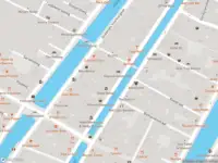 Ambulance met grote spoed naar de Warmoesstraat in Amsterdam