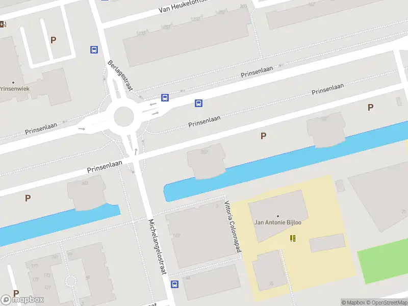 Ambulance met grote spoed naar de Prinsenlaan in Rotterdam