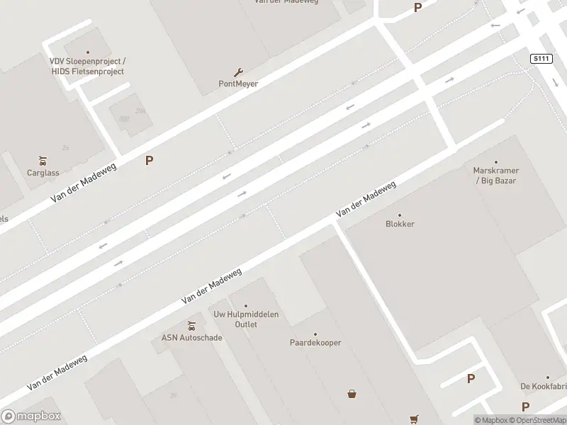 Ambulance met grote spoed naar de Van der Madeweg in Amsterdam-Duivendrecht