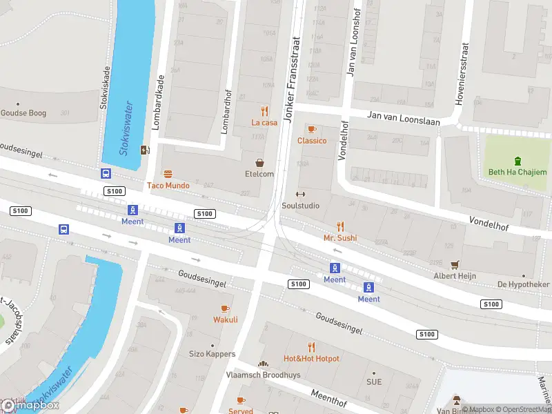 Ambulance met gepaste spoed naar de Goudsesingel in Rotterdam