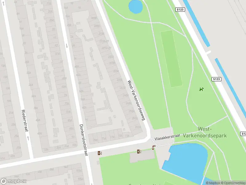 Ambulance met grote spoed naar de West-Varkenoordseweg in Rotterdam