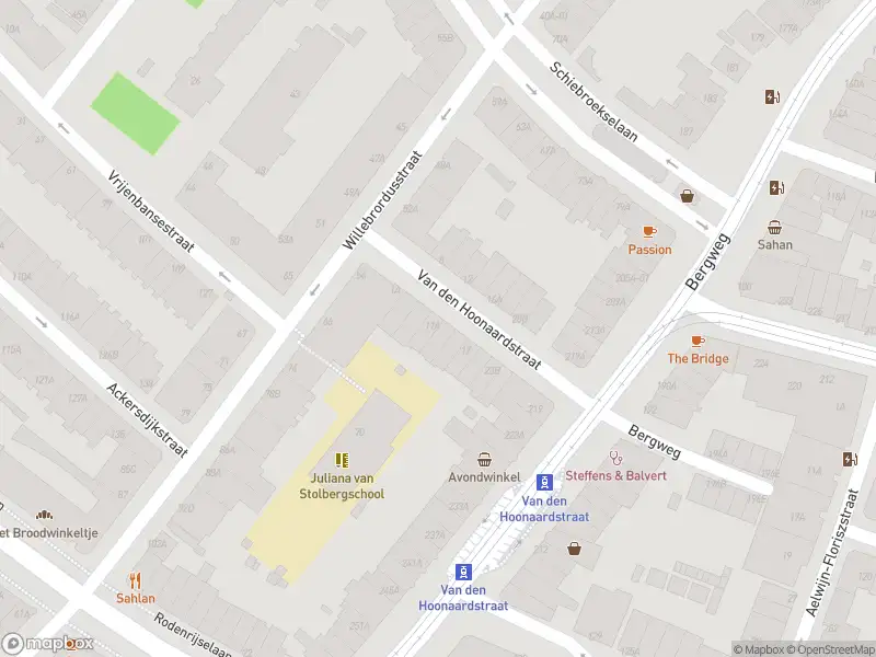 Ambulance met grote spoed naar de Van den Hoonaardstraat in Rotterdam