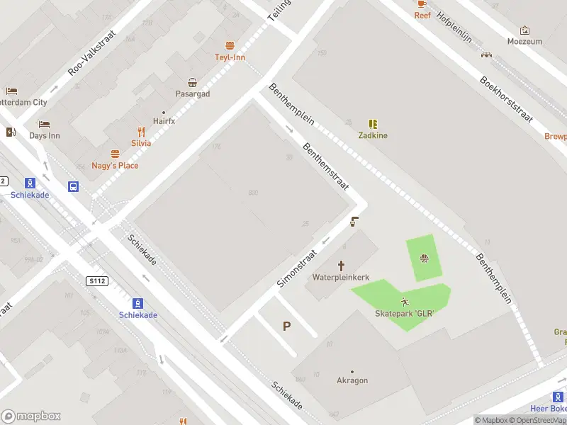 Ambulance met grote spoed naar de Simonstraat in Rotterdam