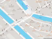 Ambulance met grote spoed naar de Koningsplein in Amsterdam