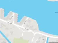 Ambulance met grote spoed naar de Aquamarijn in Krimpen aan den IJssel