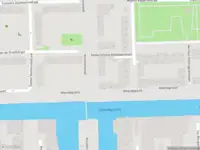 Ambulance met grote spoed naar de Kruisherenpad in Amsterdam