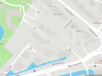 Ambulance met grote spoed naar de Van Eijsingapark in Leiden