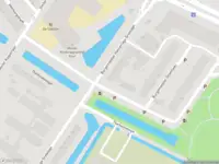 Ambulance met grote spoed naar de Burgemeester Honnerlage Gretelaan in Schiedam