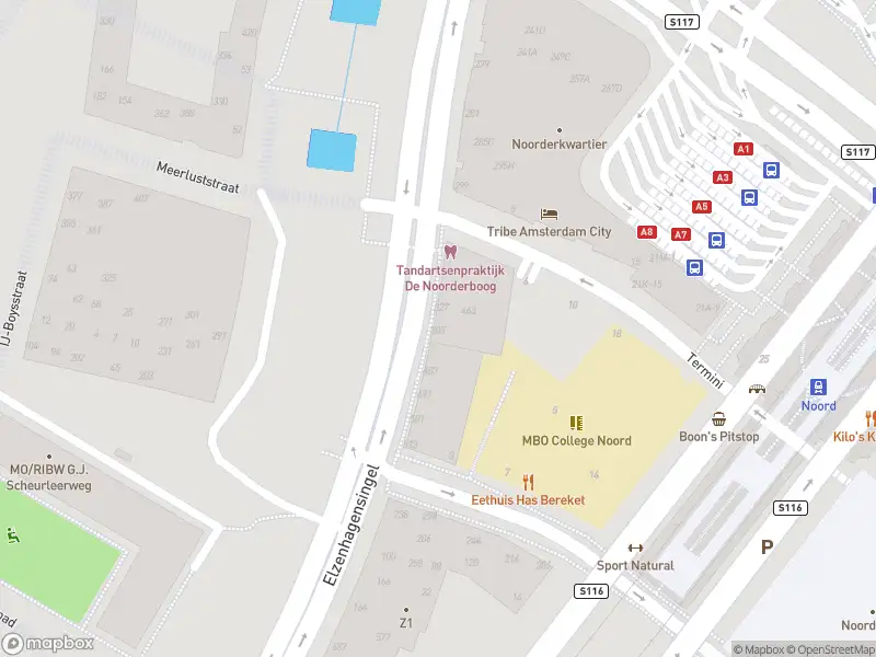 Ambulance met grote spoed naar de Elzenhagensingel in Amsterdam