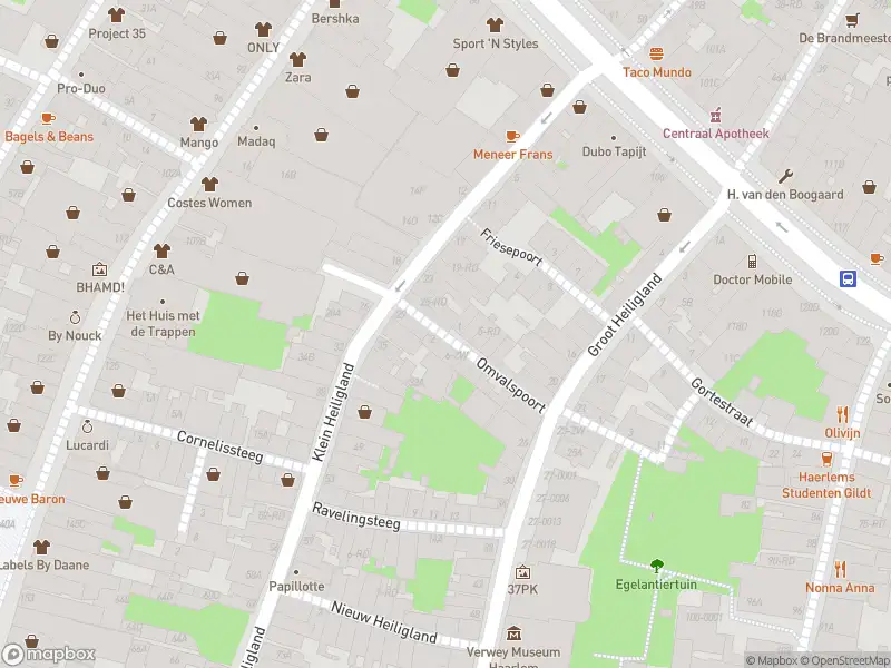 Ambulance met grote spoed naar de Omvalspoort in Haarlem