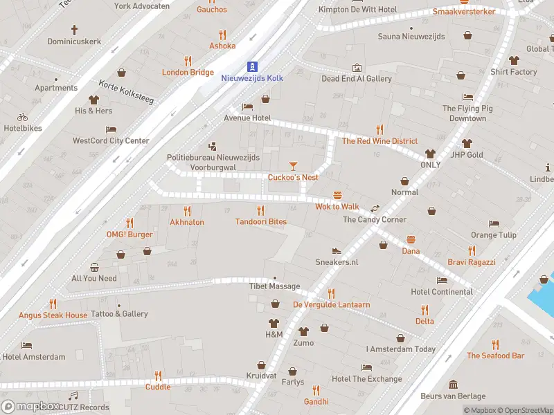 Ambulance met grote spoed naar de Nieuwezijds Kolk in Amsterdam