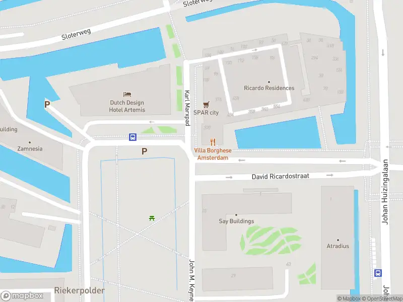 Ambulance met gepaste spoed naar de John M. Keynesplein in Amsterdam