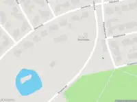 Politie naar de Broekstraat in Helmond vanwege voertuigen te water