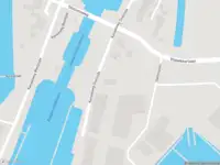 Ambulance met grote spoed naar de Kanaalweg Oostzijde in Hellevoetsluis