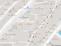 Ambulance met grote spoed naar de Nieuwezijds Kolk in Amsterdam