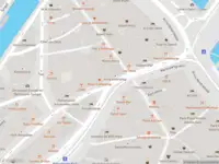 Ambulance met grote spoed naar de Hekelveld in Amsterdam