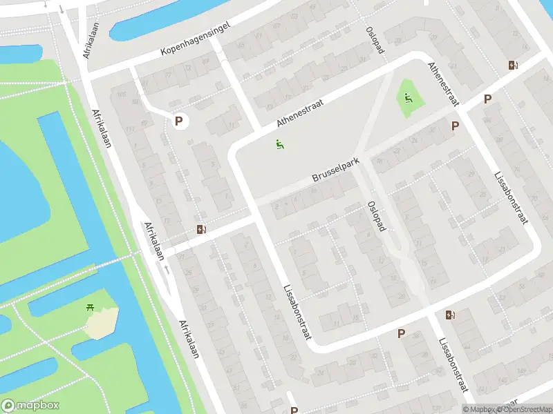 Ambulance met grote spoed naar de Brusselpark in Alphen aan den Rijn