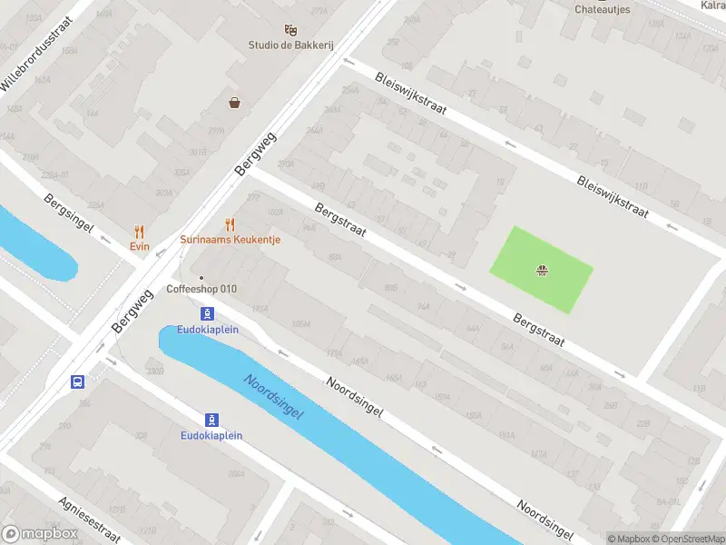 Ambulance met grote spoed naar de Bergstraat in Rotterdam