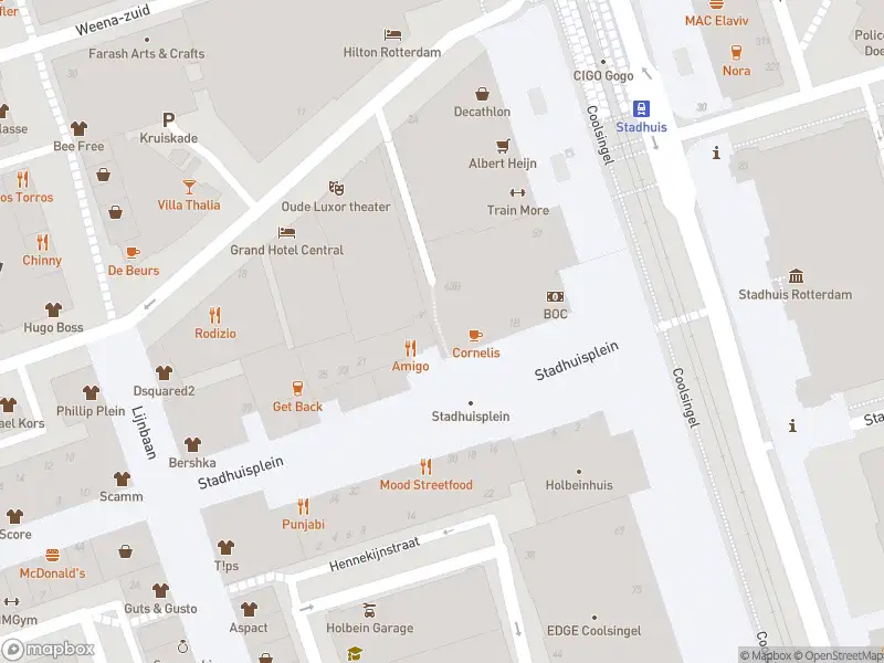 Ambulance met grote spoed naar de Stadhuisplein in Rotterdam