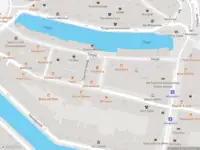 Ambulance met gepaste spoed naar de Geelvinckssteeg in Amsterdam