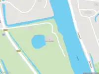 Politie naar de Rijksstraatweg in Nieuwersluis vanwege voertuigen te water