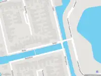 Ambulance met grote spoed naar de Tjalk in Volendam