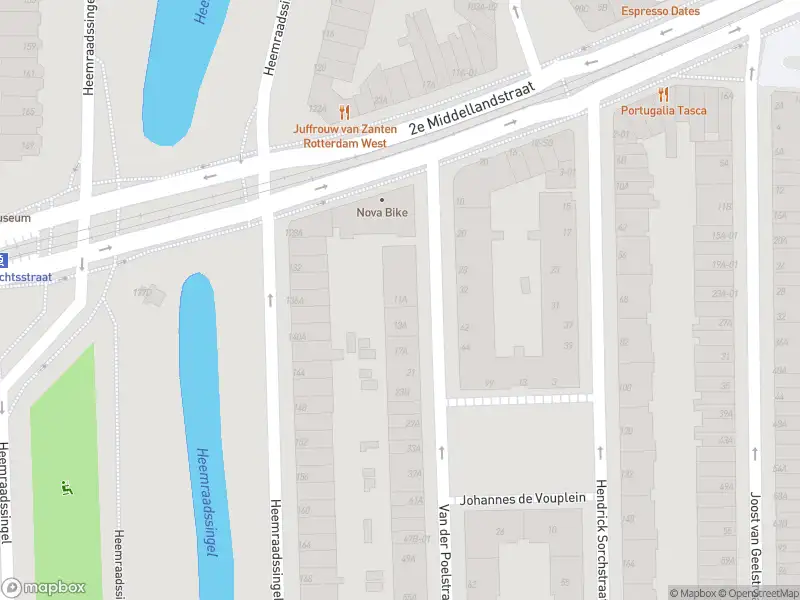 Ambulance met grote spoed naar de Johannes de Vouplein in Rotterdam