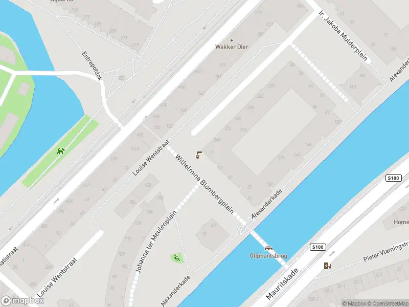 Ambulance met grote spoed naar de Wilhelmina Blombergplein in Amsterdam