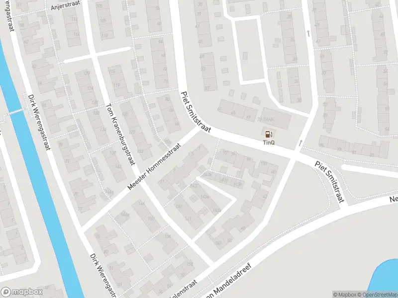 Ambulance met grote spoed naar de Meester Hommesstraat in Enkhuizen