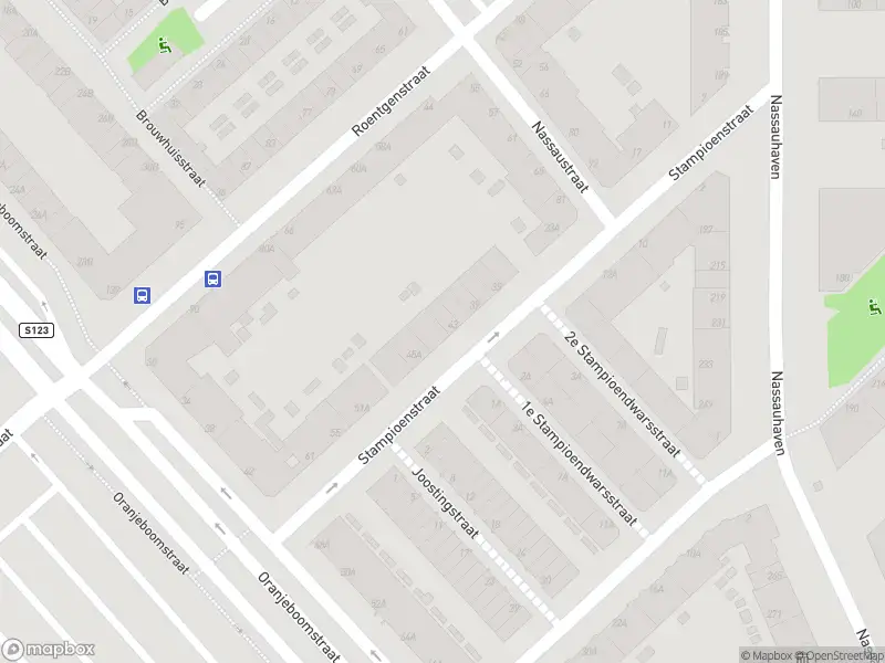 Ambulance met gepaste spoed naar de Stampioenstraat in Rotterdam