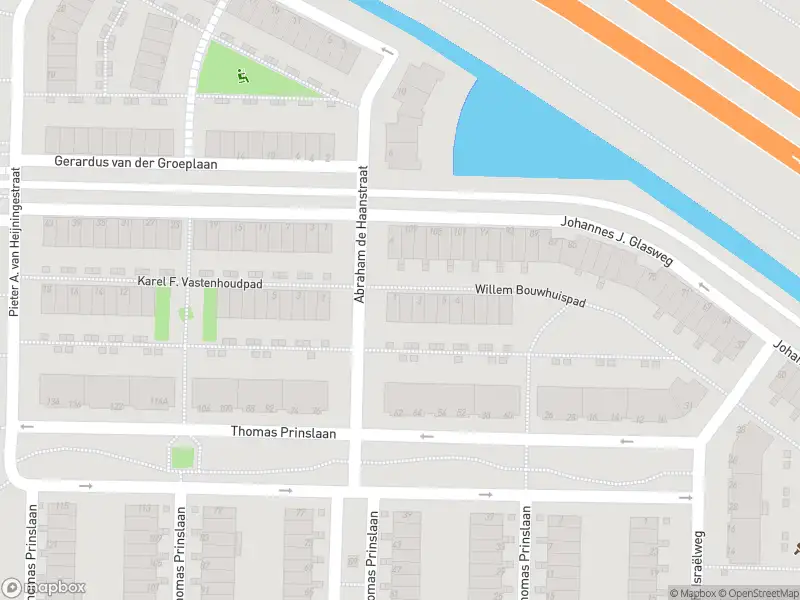 Ambulance met grote spoed naar de Willem Bouwhuispad in Amsterdam