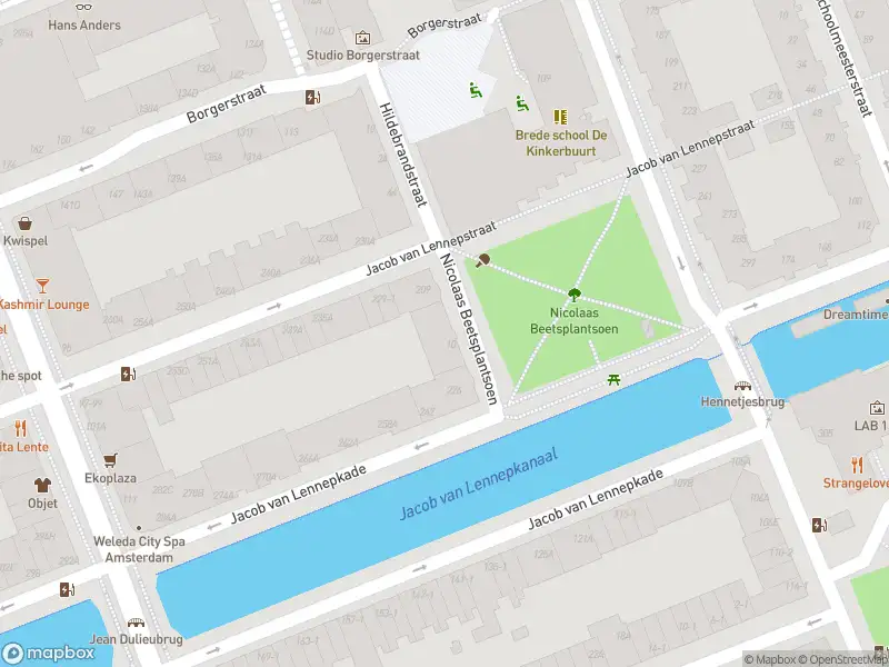 Ambulance met grote spoed naar de Nicolaas Beetsplantsoen in Amsterdam