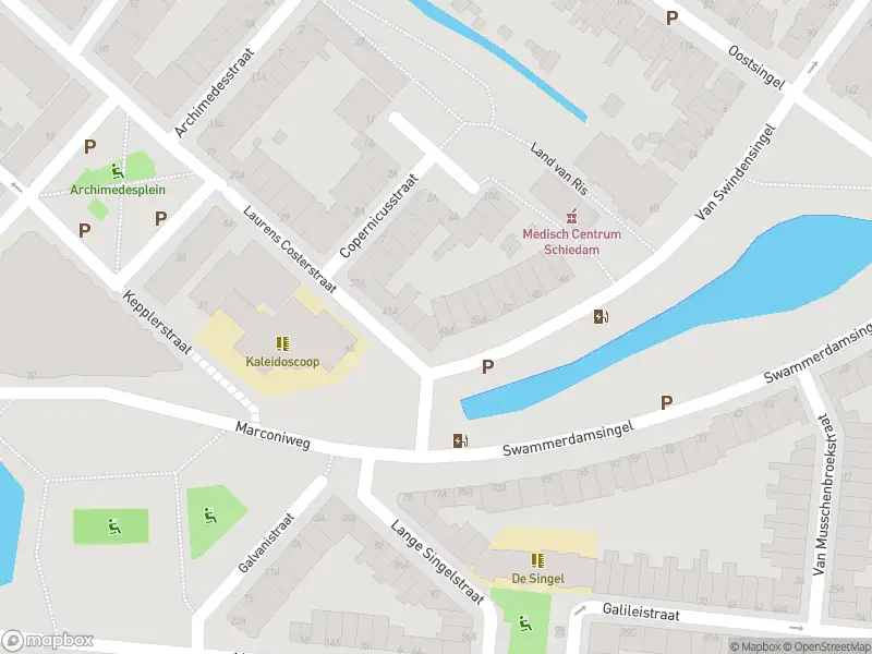 Ambulance met grote spoed naar de Van Swindensingel in Schiedam