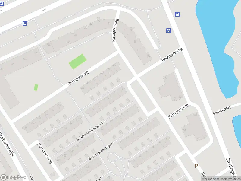 Ambulance met gepaste spoed naar de Schoorsteenvegerspad in Amsterdam vanwege schoorsteenbrand