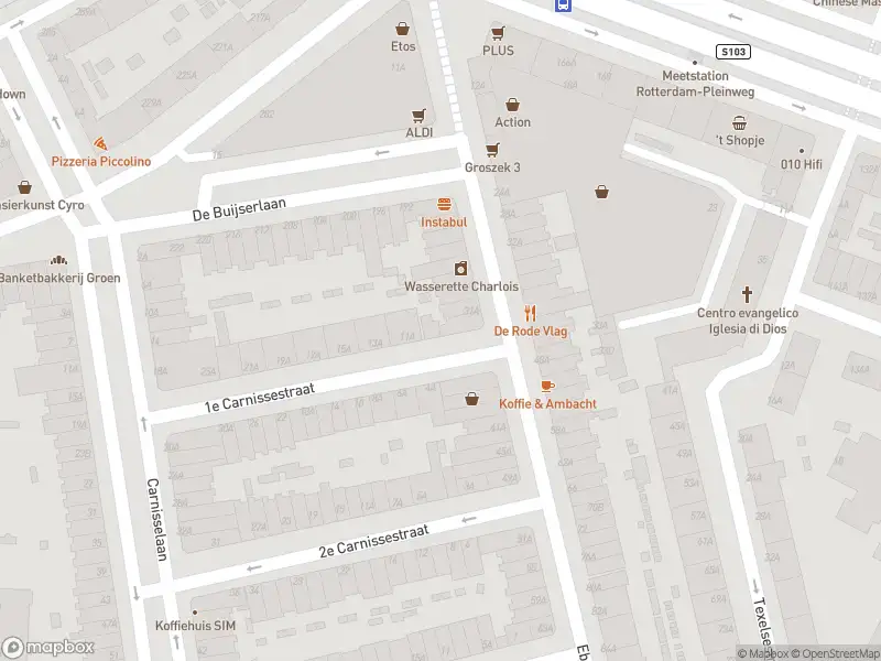 Ambulance met grote spoed naar de 1e Carnissestraat in Rotterdam