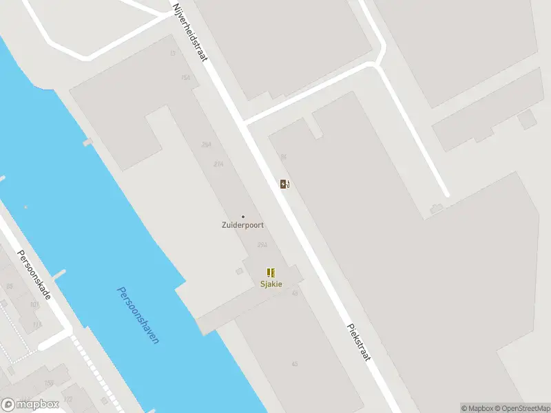 Ambulance met grote spoed naar de Piekstraat in Rotterdam