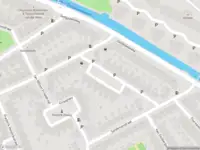 Ambulance met grote spoed naar de Van Oldenbarneveltstraat in Delft