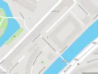 Ambulance met grote spoed naar de Wilhelmina Blombergplein in Amsterdam