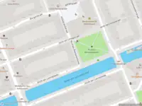 Ambulance met grote spoed naar de Nicolaas Beetsplantsoen in Amsterdam