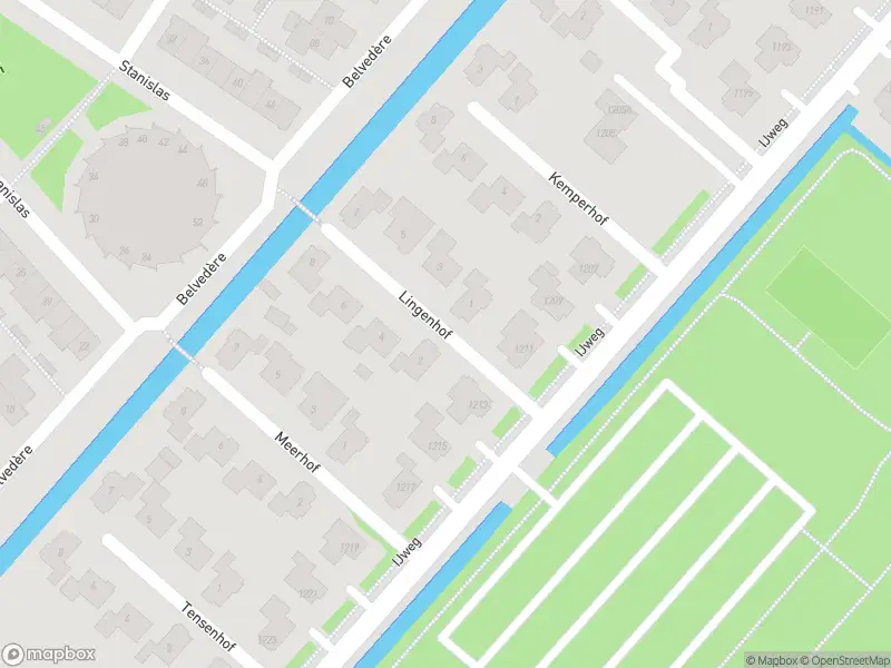 Ambulance met grote spoed naar de Lingenhof in Hoofddorp