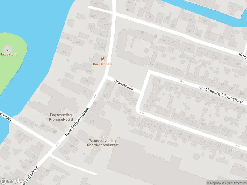 Ambulance met grote spoed naar de Oranjeplein in Krommenie