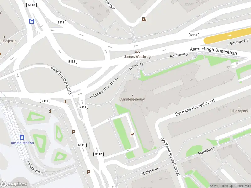 Ambulance met grote spoed naar de James Wattstraat in Amsterdam