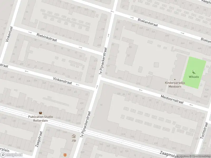 Ambulance met grote spoed naar de 1e Pijnackerstraat in Rotterdam