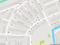 Ambulance met grote spoed naar de Kaarsenmakerhof in Schiedam