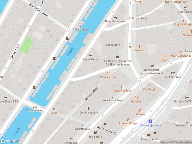 Ambulance met grote spoed naar de Koggestraat in Amsterdam