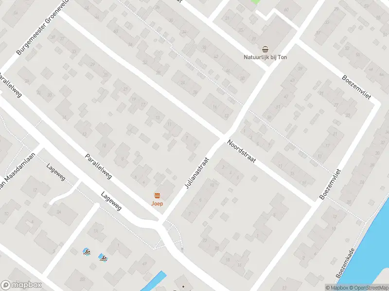 Ambulance met grote spoed naar de Burgemeester G de Katerstraat in Maasdam